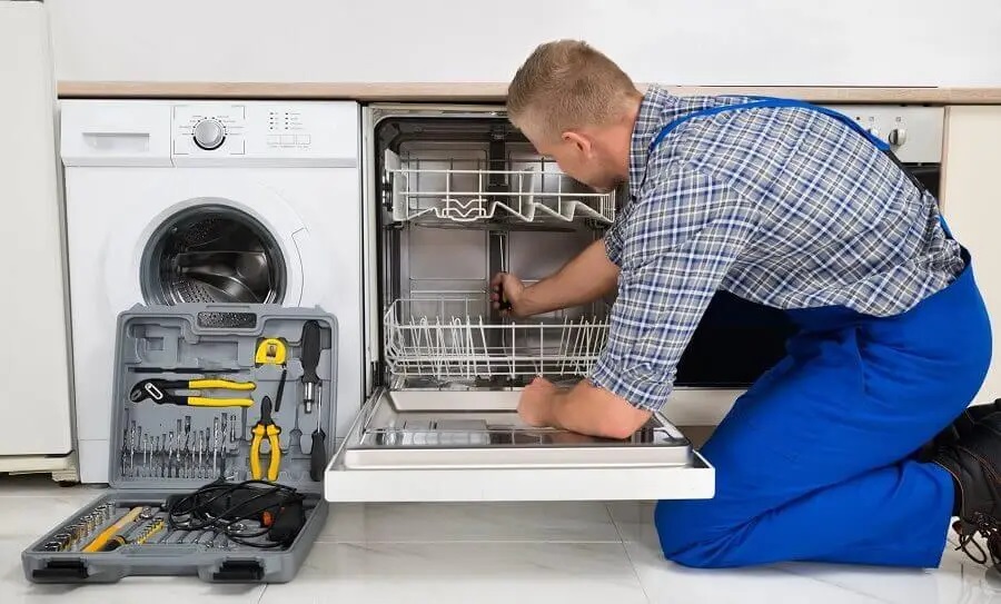 Sultanhisar Hotpoint servisi teknisyen ekibi beyaz eşya tamiri yaparken
